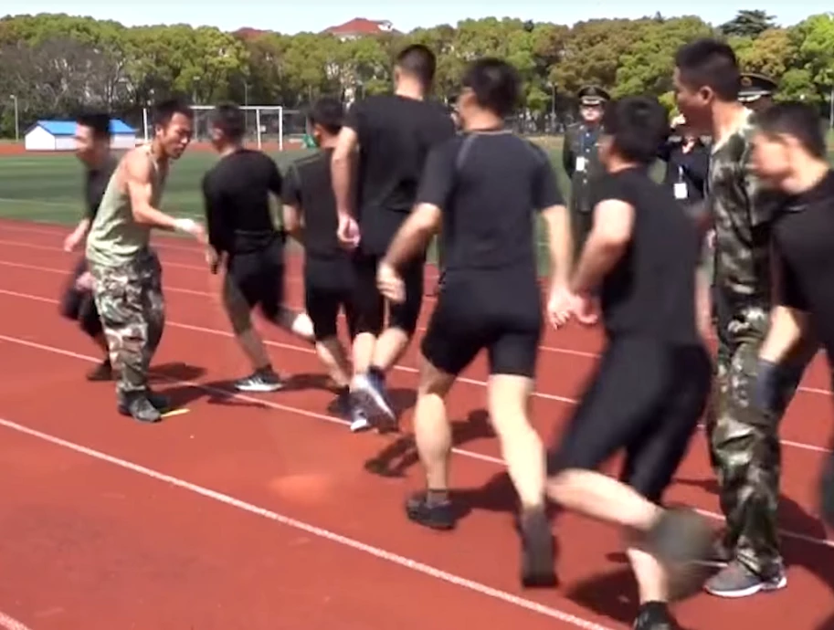 Ετσι εκπαιδεύονται οι Κινέζοι πυροσβέστες – Απίστευτη ακρίβεια και συγχρονισμός! (βίντεο)